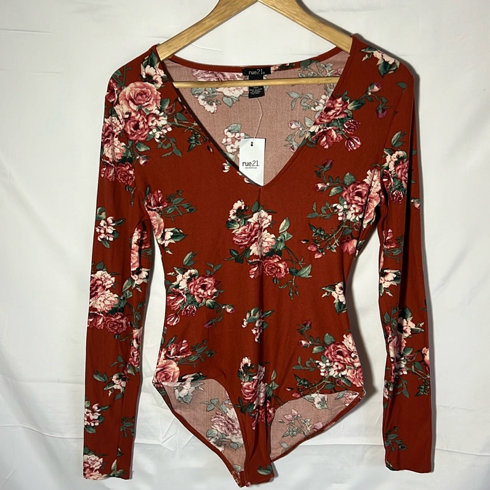 Rue21 V-neck Bodysuit size Medium; Rust with Floral Print